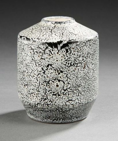 Robert LALLEMANT (1902-1954) Vase cylindrique en faïence émaillée noire et blanche...
