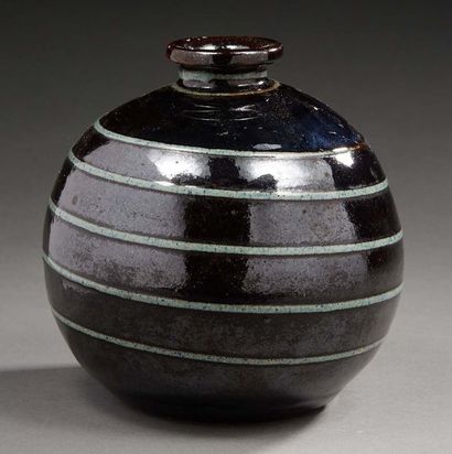 FRANCIS JOURDAIN (1876-1958) Vase boule en céramique émaillée à décor géométrique...