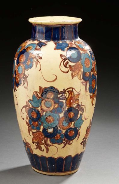 TRAVAIL FRANÇAIS Vase ovoïde en céramique émaillée à décor de motifs floraux en polychromie
Signé...