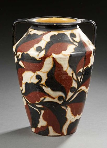 TRAVAIL FRANÇAIS Vase ovoïde à anses en céramique émaillée à décor de motifs floraux...