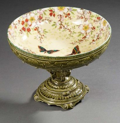 Théodore DECK (1823-1891) Coupe en faïence émaillée en polychromie à décor de fleurs...