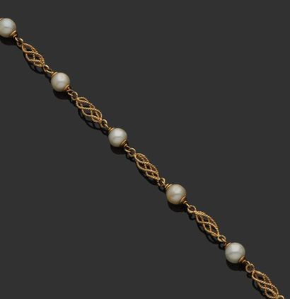 null Bracelet en or jaune 18K (750) articulé de perles de culture et maillons ovoïdes...