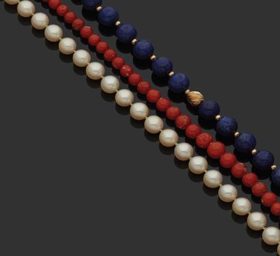 null Collier de perles de culture fermoir en or 18K (750) stylisé de feuilles.
Joint:...