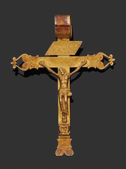 null Pendentif crucifix en or jaune 18K (750).
Début XIXe siècle.
H.: env 6 cm
Poids...