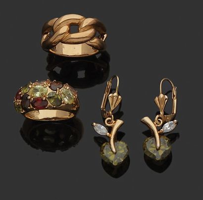 null Deux bagues et pendants d'oreilles en métal doré ornés de pierres imitation...