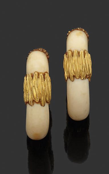 null Paire de créoles en or jaune 18K (750) formées d'un anneau en ivoire agrafé...