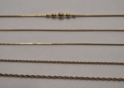 null Quatre chaînes et un collier en or jaune 14K (585).
Poids total:13,68 g.