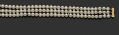 null Bracelet trois rangs de perles de culture, le fermoir en or jaune 18K (750).
Long.:...