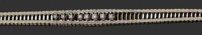 null Bracelet souple en or gris 18K (750) formé d'un ruban en chute ajouré de bâtonnets...