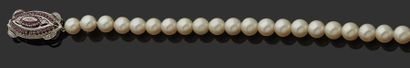 null Sautoir de perles de culture, le fermoir en alliage d'or jaune et gris 14K (585)...