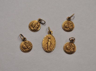 null Cinq médailles religieuses en or jaune 18K (750).
Poids: 3,40 g.