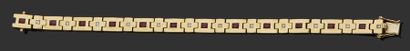 null Bracelet en or jaune 18K (750) formé d'un ruban articulé de motifs géométriques...