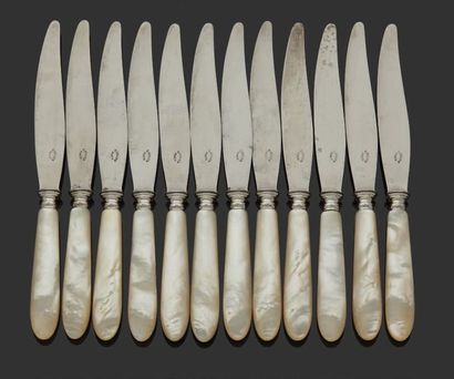 Gustave Keller Douze couteaux de table, lames acier, et manches en nacre.