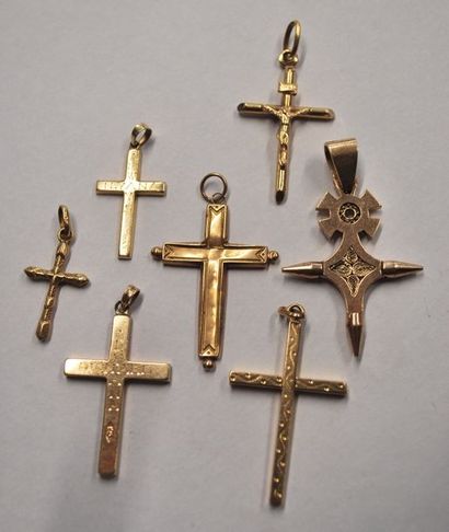 Ensemble de sept croix pendentif dont quatre...
