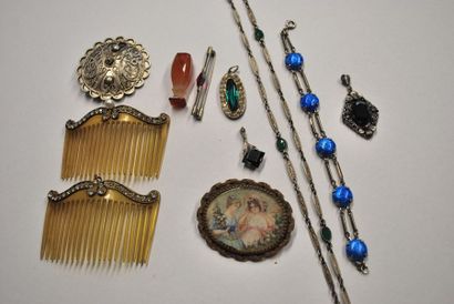 null Ensemble composé de deux peignes, et bijoux fantaisies dont broche, pendentifs,...