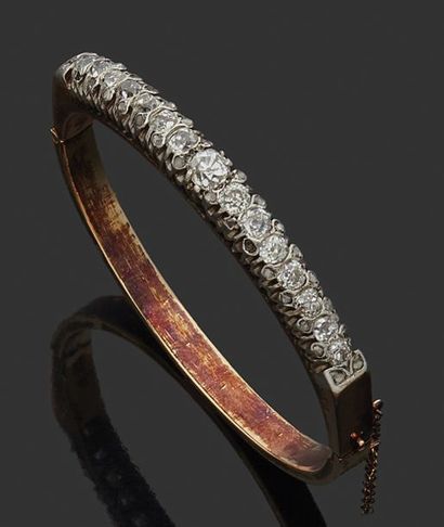 null Bracelet rigide en or rose 18K (750) formé d'un bandeau serti en partie de diamants.
Poids...