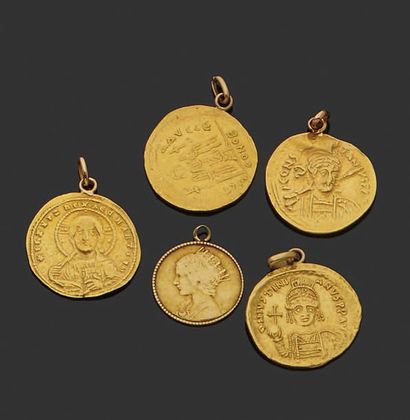 null Ensemble de cinq monnaies en or dont certaines montées en médailles.
Poids:...