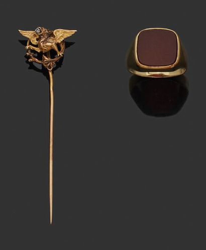 null Ensemble en métal doré composé d'une épingle à cravate ornée d'un griffon et...