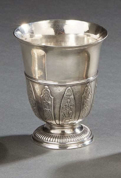 null Tulip tubal in plain silver, resting on a gadrooned foot.
Rennes 1724-1740:
Master...