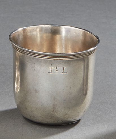 null Timbale curon en argent uni, bord à moulure de filets.
Quimper vers 1741.
Maître-orfèvre:
Jean-Marie...