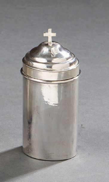 null Saintes Oils box in plain silver, net lid topped with a cross.
Quimper 1721-1725.
Master...