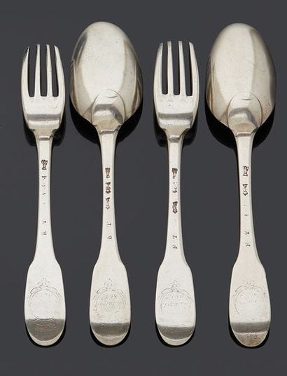 null Two silver cutlery, uniplat model, spatulas engraved with coats of arms.
Rennes...