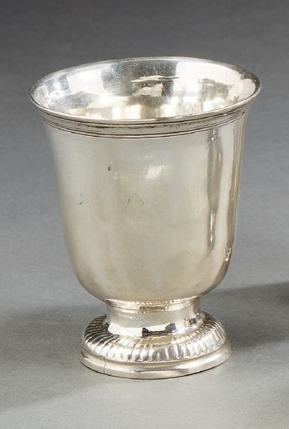 null Tulip-shaped tubal in plain silver, resting on a pedestal with large gadroons.
18th...