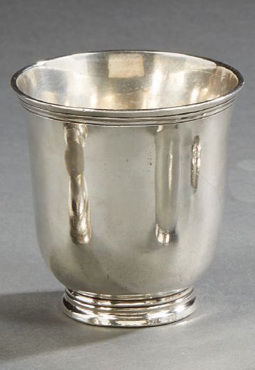 null Tulip-shaped cup in plain silver, resting on a net boat.

Master goldsmith:...