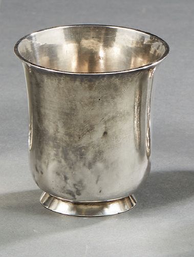 null Tulip-shaped cup in plain silver, resting on a box.
Parthenay 1760-1764.
Master...