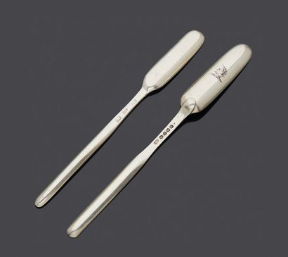 null Two silver marrow spoons.
England 19th and 18th century.
Weight: 91.7 g