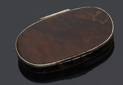 null Large snuff box in tortoise shell and silver frame.
18th century.
Weight: 76.4...