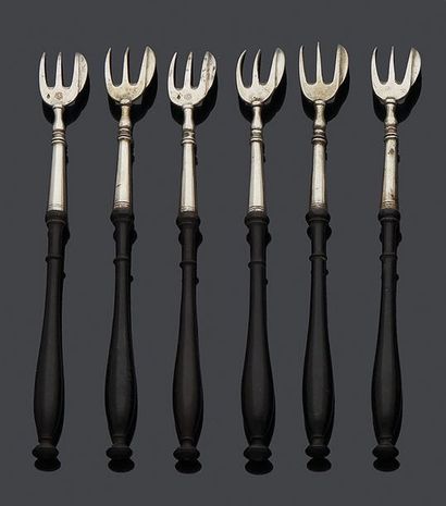 null Set of six silver oyster forks, turned wooden handles.
Paris 1819-1838.
Goldsmith:...