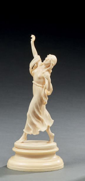 null Statuette en ivoire finement sculpté représentant une allégorie de la danse...