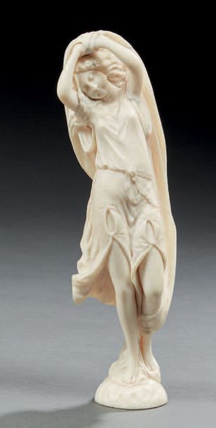 null Statuette en ivoire finement sculptée représentant une allégorie de la Nuit...