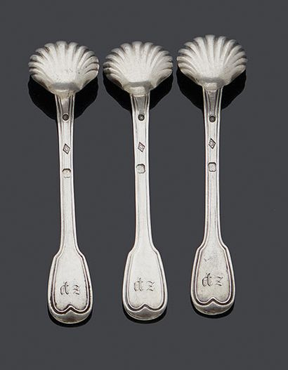null Set of three salt shovels model with nets, shell-shaped spoons.
Paris 1819-1838.
Goldsmith:...