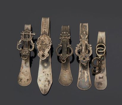 null Set of five silver chatelaine hooks with engraved or carved motifs.
19th century...