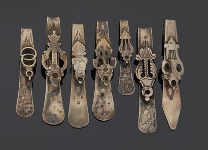 null Set of seven silver chatelaine hooks with engraved or carved motifs.
19th century...