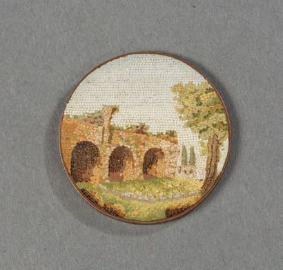 Ateliers romains vers 1800-1810 
Micromosaïque circulaire représentant un aqueduc...