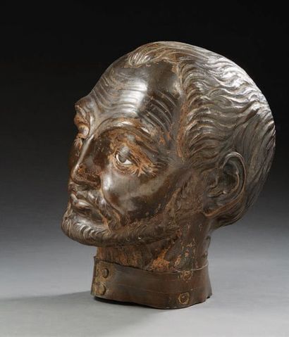 null Rare head in repoussé and patinated copper with old traces of polychromy; eyes...