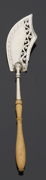 null Small service shovel in engraved and pierced silver, turned ivory handle.
Paris...