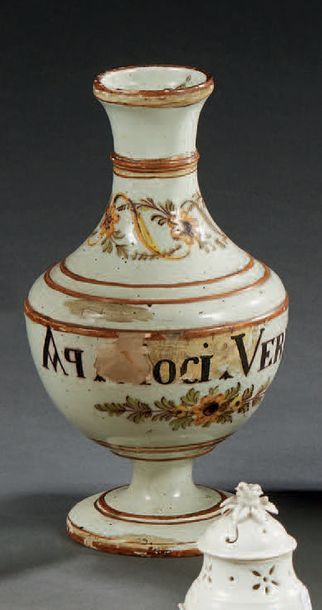 ITALIE CENTRALE Vase d'apothicairie de forme balustre en faience à décor d'une incscripion...