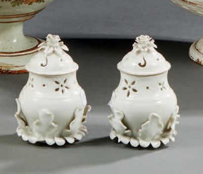 SAMSON dans le goût de SAINT CLOUD Two pots covered in white porcelain enamelled...
