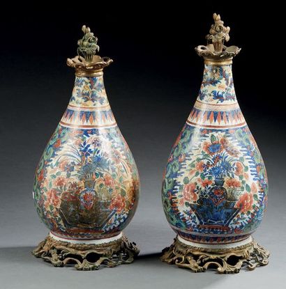 Dans le style de Delft 
Pair of earthenware bottle vase decorated in blue with flowered...