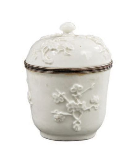 SAMSON dans le goût de SAINT CLOUD Covered sugar bowl in white enamelled porcelain...