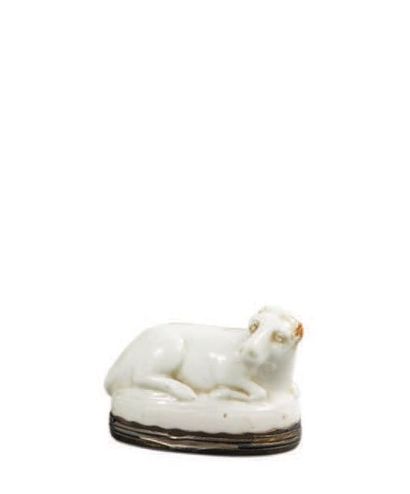 SAINT CLOUD Snuffbox in soft porcelain decorated in light relief with a lying cow.
The...