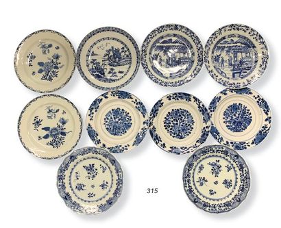 CHINE Ensemble de dix assiettes en porcelaine décorée en bleu sous couverte de décors...