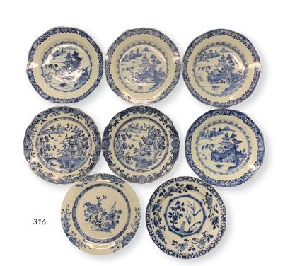 CHINE Ensemble de huit assiettes en porcelaine décorée en bleu sous couverte de décors...