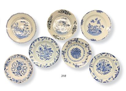 CHINE Ensemble de sept assiettes en porcelaine décorée en bleu sous couverte de décors...