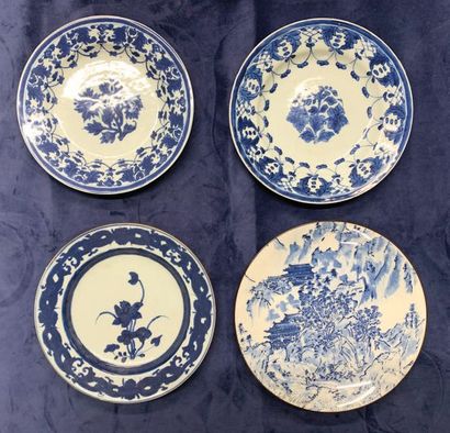 CHINE Ensemble de six assiettes en porcelaine décorée en bleu sous couverte de décors...