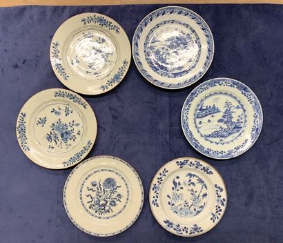 CHINE Ensemble de six assiettes en porcelaine décorée en bleu sous couverte de décors...